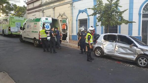 Choque entre colectivo y automóvil en centro de Asunción - Nacionales - ABC Color