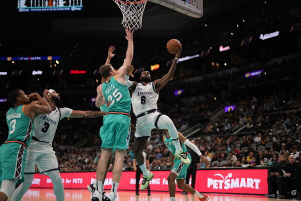 Lakers vencen a los Spurs en regreso de LeBron y los Bucks a Cleveland