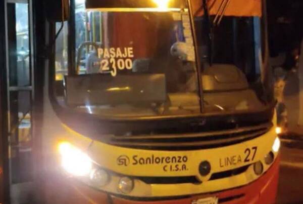 Un herido y feroz susto dejó un accidente entre bus y un auto
