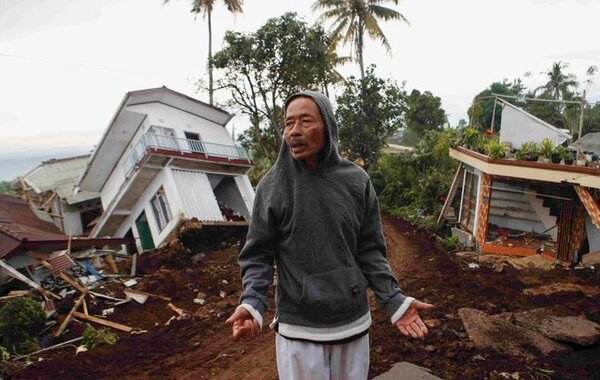 Se elevaron a 310 los muertos por el sismo en Indonesia