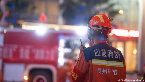 Un mortal incendio en China atiza la ira contra la política de "cero covid"