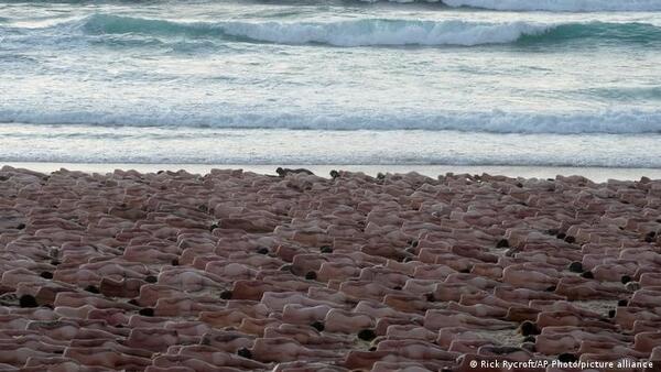Miles de personas se desnudan por arte en icónica playa de Sidney