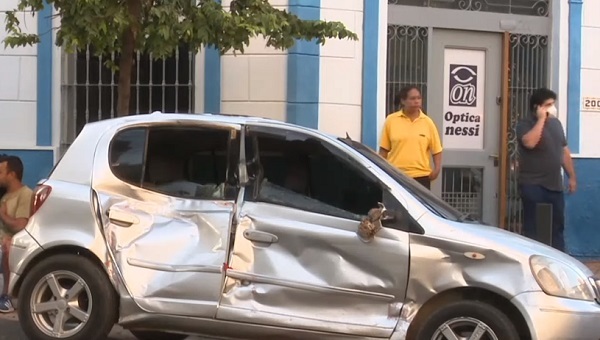 Bus de la Línea 27 se lleva por delante un auto que le salió al paso