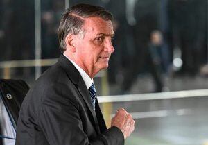 Bolsonaro reaparece en público en un acto militar, pero permanece en silencio - Mundo - ABC Color