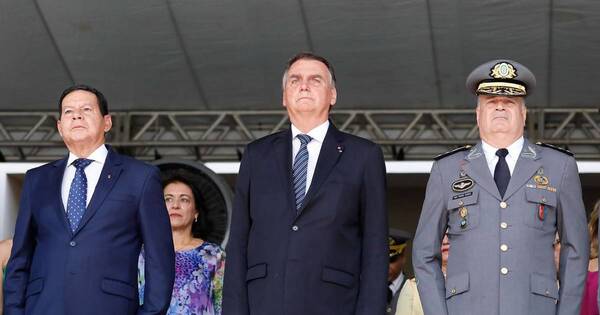 La Nación / Bolsonaro reapareció tras perder los comicios, apático y en silencio
