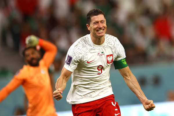 Polonia ganó con las genialidades de Robert Lewandowski