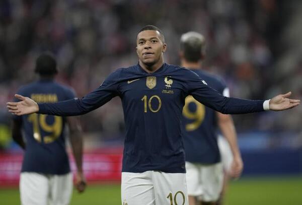 Doblete de Mbappé para instalar a Francia en octavos de final