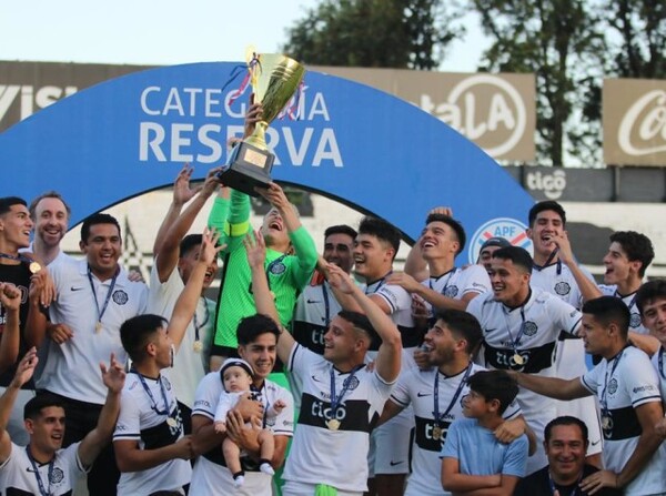 Olimpia recibió el trofeo de campeón en la Reserva - APF