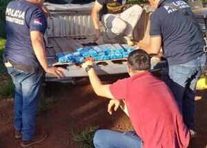 Policías incautan marihuana y recuperan camioneta robada en Argentina - Noticiero Paraguay
