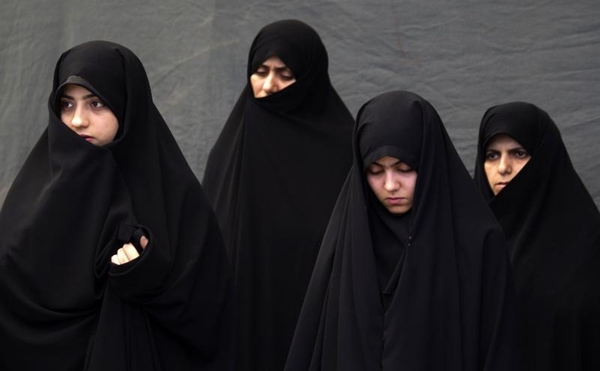 Despedido el director de un banco en Irán por atender a una mujer sin velo - .::Agencia IP::.