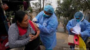 Perú pide a ciudadanos vacunarse ante repunte de COVID-19