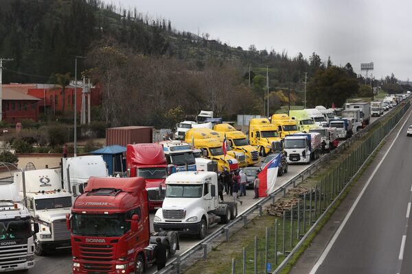 Camioneros chilenos suman una semana de paro sin avances en la negociación - MarketData