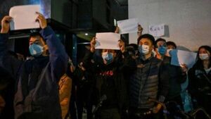 "¡Nada de tests Covid, queremos comer!", gritan en una protesta los jóvenes de Pekín