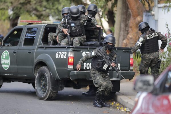 Honduras refuerza sus fronteras con policías militares para combatir pandilleros - MarketData