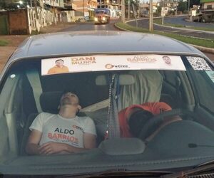 Candidato de Prieto casi atropella a policía, al ser hallado durmiendo con otro joven