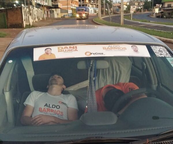 Candidato de Prieto casi atropella a policía, al ser hallado durmiendo con otro joven