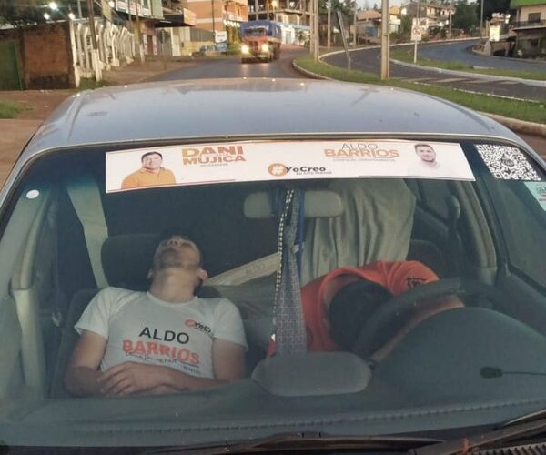 Candidato de Prieto casi  atropella a policía, al ser hallado durmiendo con otro joven