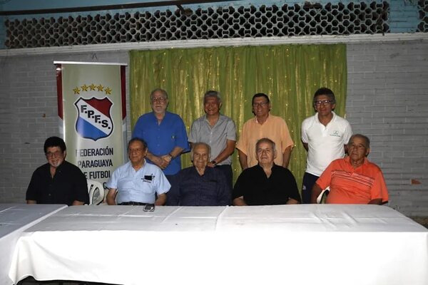 Fútbol de salón: Camada de entrenadores y árbitros celebran cincuentenario - Polideportivo - ABC Color