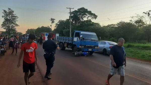 Chica de 16 años muere tras caer de moto, cuyo conductor huyó - Noticiero Paraguay