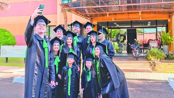 Joven se gradúa de economista con un sobresaliente 5 absoluto en UNE