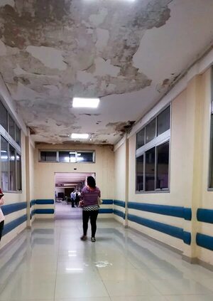 Tras desprendimiento de techo, verifican todo el Hospital Central del IPS - Nacionales - ABC Color