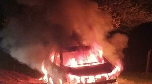 Vestidos de Antidrogas raptaron a una mujer y quemaron su auto, padre debe dinero