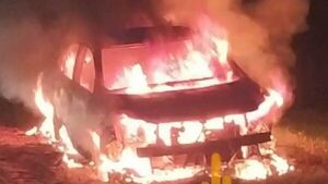 Delincuentes asaltan, se llevan a una joven e incendian auto en Caaguazú