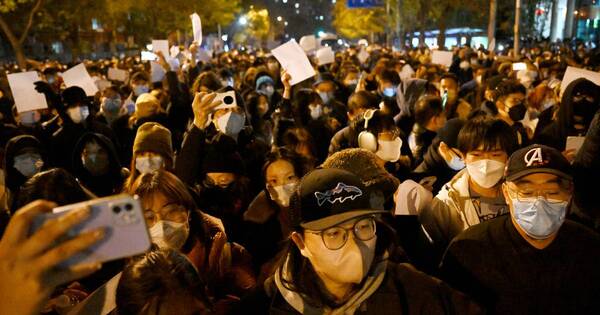 La Nación / Policías de China detienen a periodista de la BBC que cubría protestas contra confinamientos