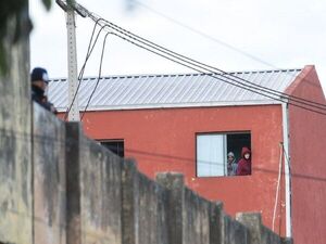 Niño de 13 años intenta lanzar marihuana sobre muralla de Tacumbú