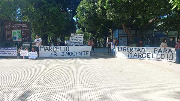 Diario HOY | Manifestantes piden libertad de Marcello Fretes, imputado por agresión a Zapag