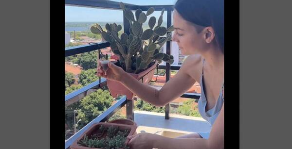 [VIDEO] ExMiss es viral por regar su planta con ¡sangre menstrual!