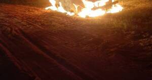 La Nación / Cinco hombres con uniformes de la Senad tomaron de rehén a una joven y quemaron su vehículo