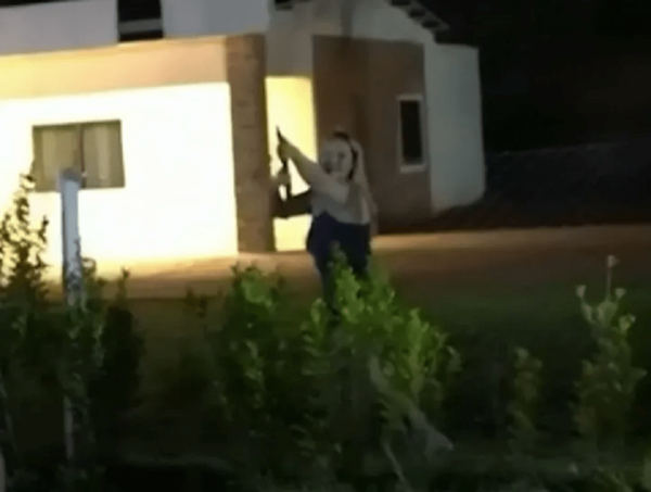 Mujer molesta por el ruido irrumpe en fiesta estudiantil con una escopeta · Radio Monumental 1080 AM