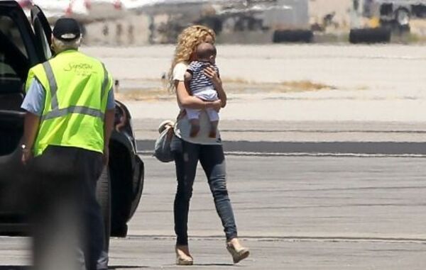 Shakira sale corriendo de España por líos con el fisco