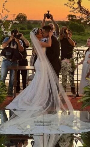¡Felices para siempre! Chichi e Iván se casaron al costado del río Paraguay