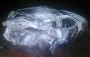 Violento choque deja un vehículo volcado y otro incendiado - ABC en el Este - ABC Color