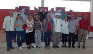 Ex compañeros de colegio de Carlos Núñez, en apoyo a su candidatura a senador organizaron curso de pan dulces navideños y otras delicias - Noticiero Paraguay
