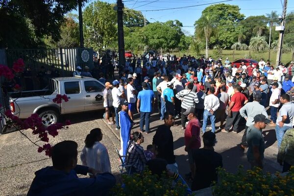 Pescadores de Misiones e Itapúa se manifiestan frente a EBY en Ayolas - Nacionales - ABC Color