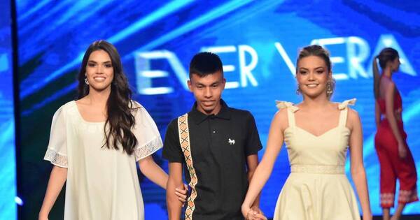 La Nación / Diseñor nativo ganó una beca universitaria en el Paraguay Fashion Week