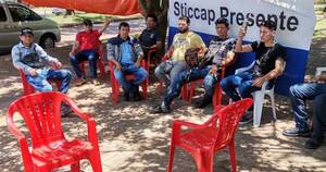 La Nación / Atraso salarial: trabajadores tercerizados de Itaipú protestan frente a casa del director