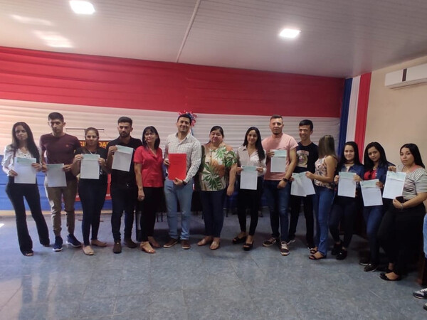 Estudiantes del distrito de 3 de Febrero reciben por primera vez las Becas Juventud - .::Agencia IP::.