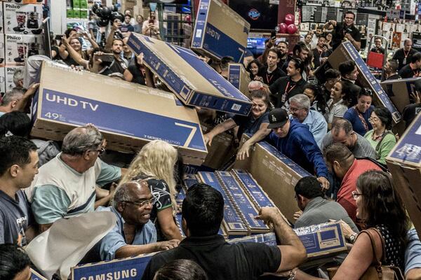 Estados Unidos sale a gastar en el Black Friday con la economía en mente - Revista PLUS