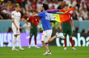 Un hombre invadió la cancha con una bandera arcoíris en Uruguay vs. Portugal