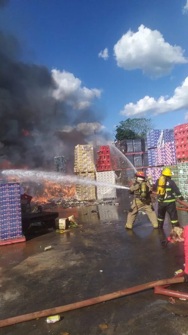 Gran incendio en centro comercial de Capiatá - Nacionales - ABC Color