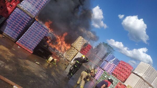 Capiatá: Incendio de gran magnitud en depósito de supermercado