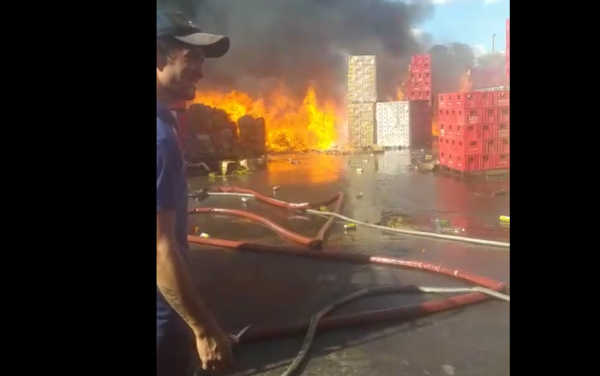(VIDEO) Feroz incendio en un depósito ubicado en la ciudad de Capiatá