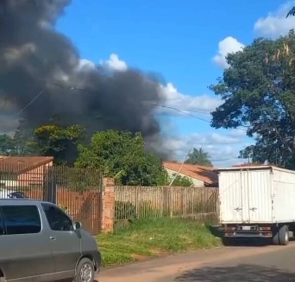 Capiatá: A manguerazo limpio bomberos intentan controlar fuego en un centro comercial