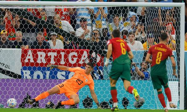 [VIDEO] Portugal clasifica tras tumbar a Uruguay, que queda al borde del abism