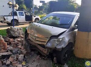 Auto causó destrozos en una plaza en Luque •