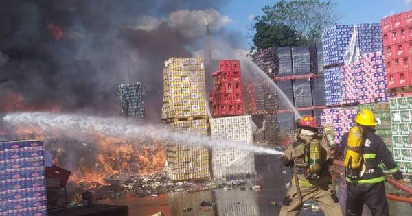 La Nación / Reportan incendio de grandes proporciones en depósito de Capiatá